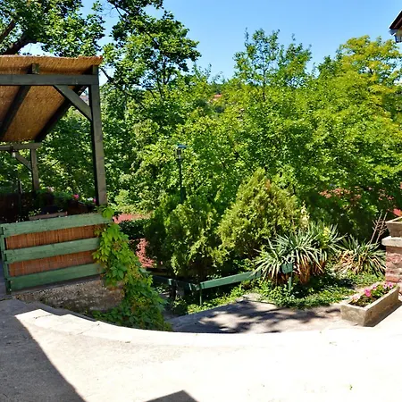 Arnyas Park Apartmanhaz Bed & Breakfast Balatonalmádi