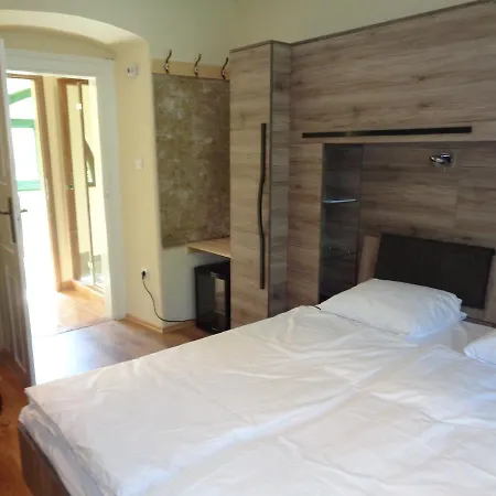 Frühstückspension Arnyas Park Apartmanhaz *