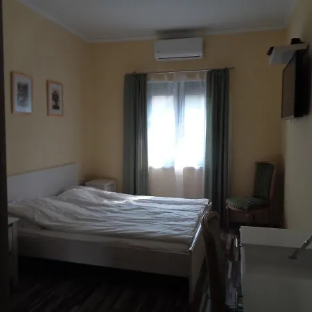 Arnyas Park Apartmanhaz Frühstückspension