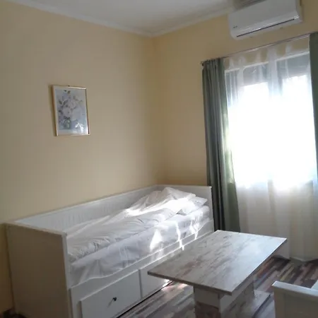 Arnyas Park Apartmanhaz Bed & Breakfast Balatonalmádi