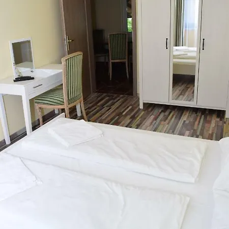 Frühstückspension Arnyas Park Apartmanhaz Balatonalmádi