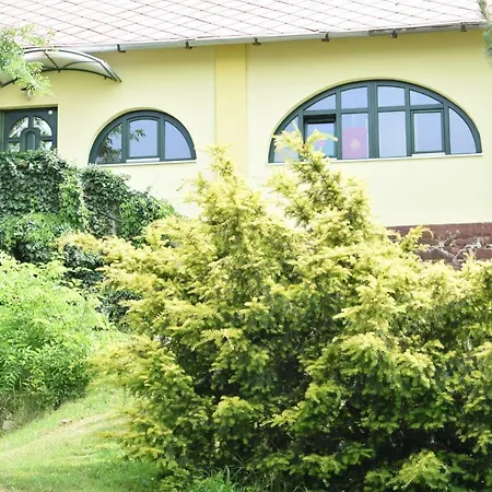 Arnyas Park Apartmanhaz Bed & Breakfast Balatonalmádi
